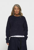 Puszysty sweter w granatowym kolorze