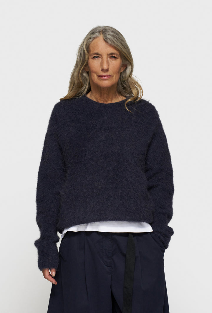 Puszysty sweter w granatowym kolorze