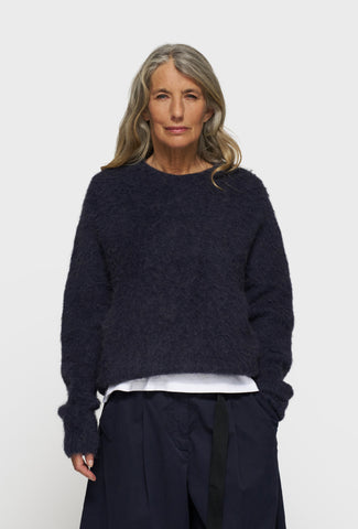 Puszysty sweter w granatowym kolorze