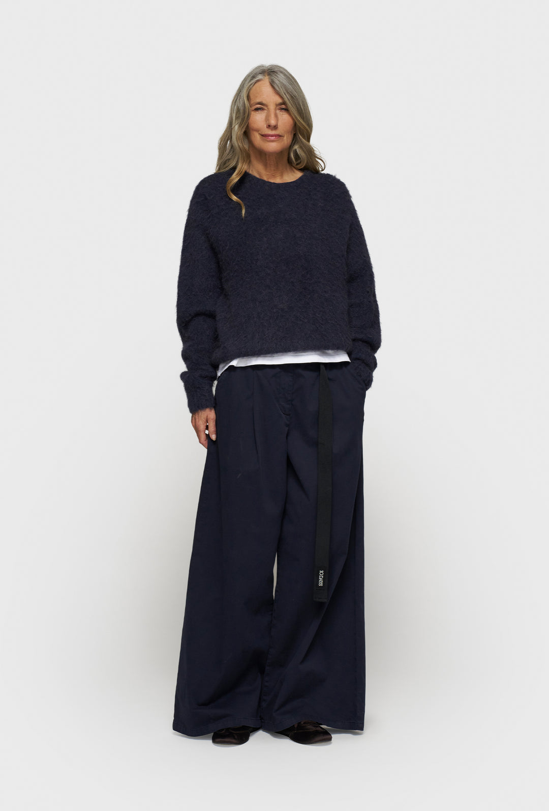 Puszysty sweter w granatowym kolorze