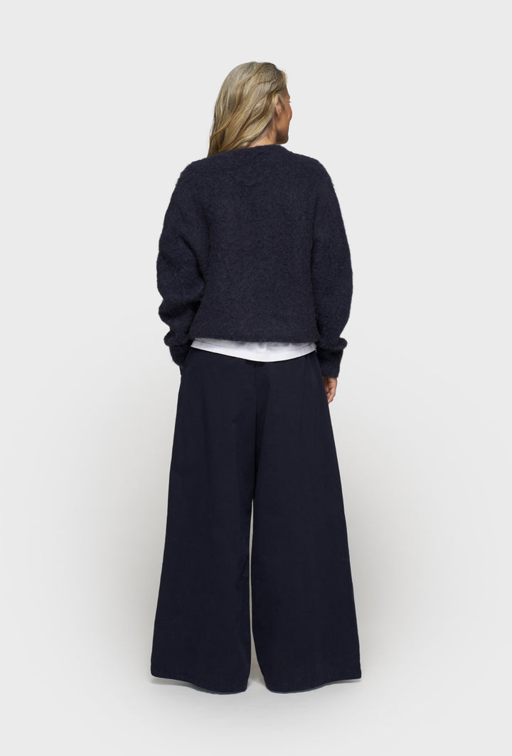Puszysty sweter w granatowym kolorze