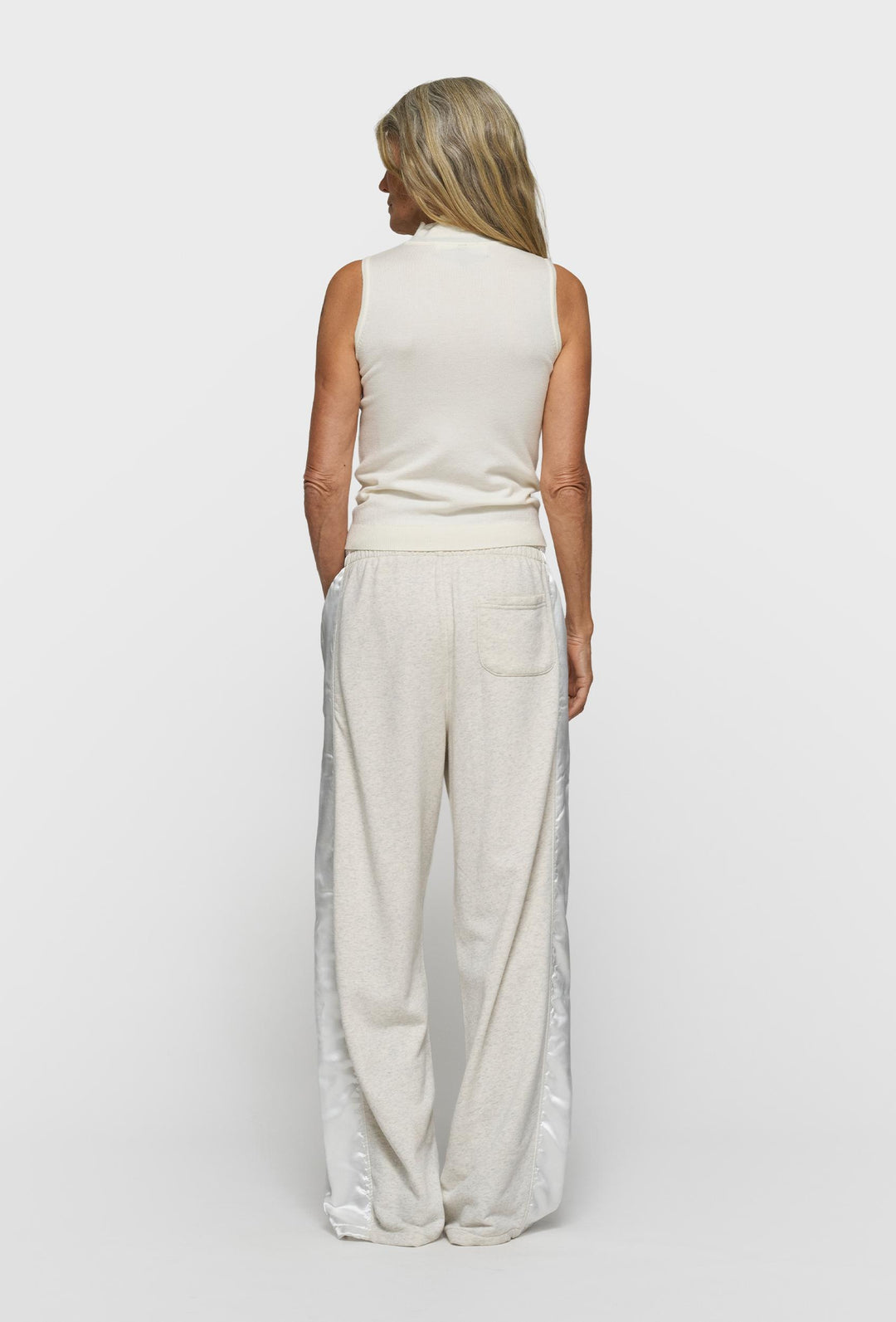 Kremowy bezrękawnik z golfem i logo 10DAYS