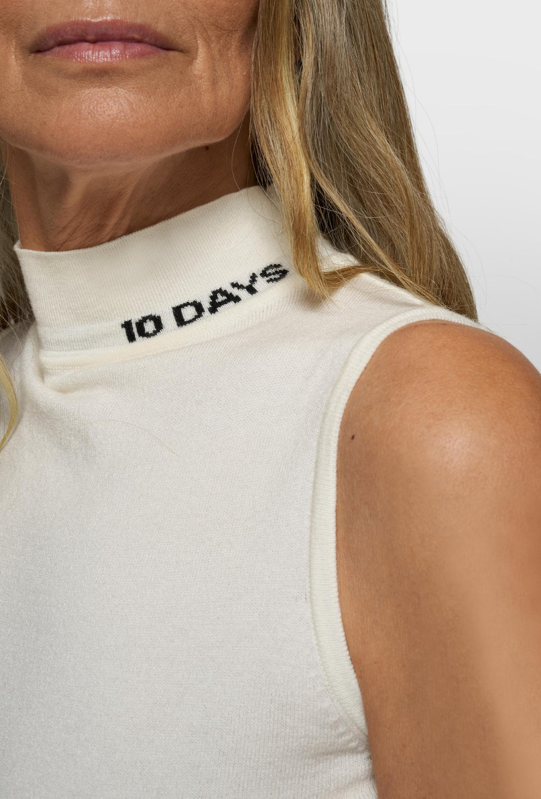 Kremowy bezrękawnik z golfem i logo 10DAYS