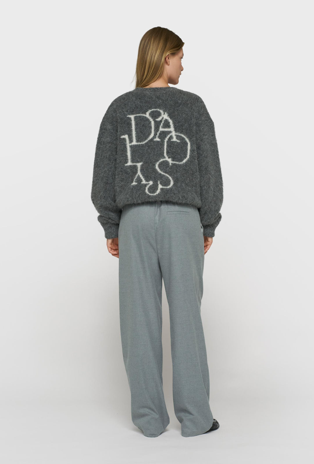 Grafitowy puszysty sweter z logo 10DAYS