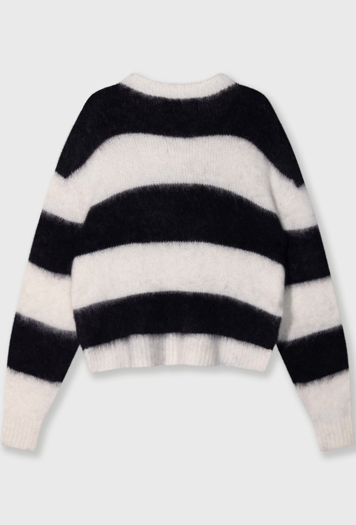 Ciepły, puszysty sweter w modne paski