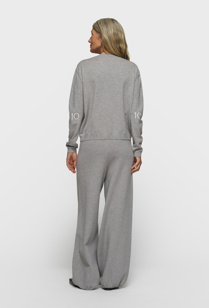 Dzianinowy sweter w szarym kolorze z logo marki 10DAYS