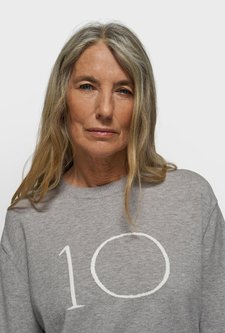 Dzianinowy sweter w szarym kolorze z logo marki 10DAYS