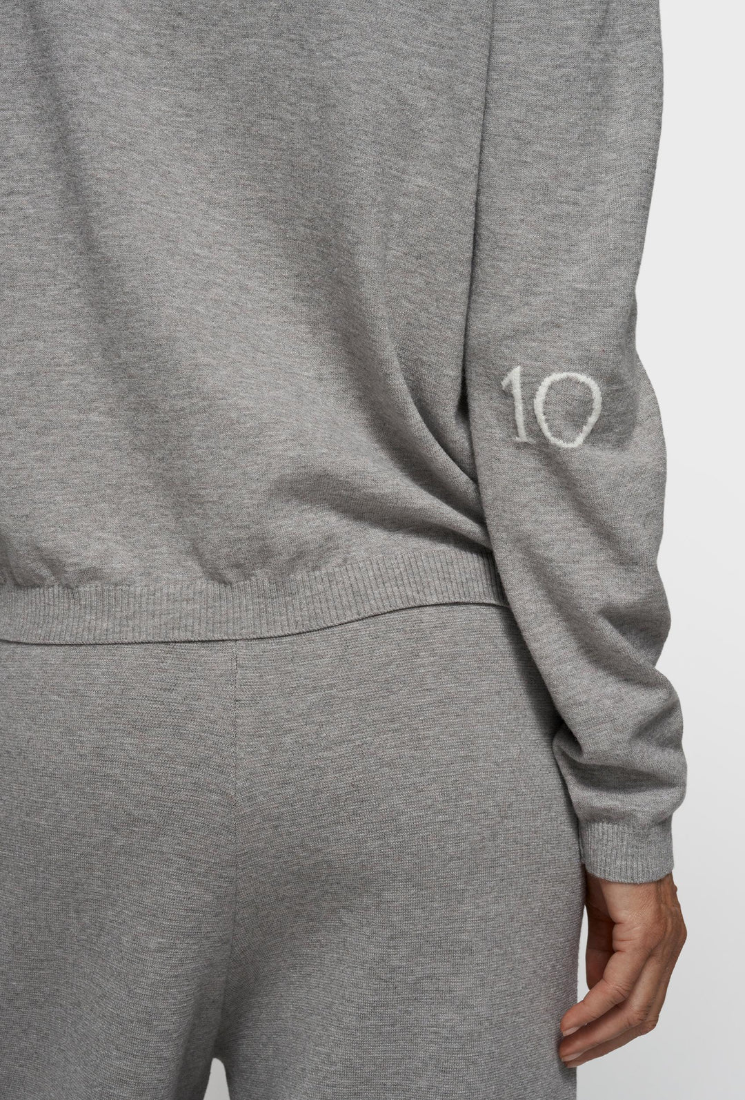 Dzianinowy sweter w szarym kolorze z logo marki 10DAYS