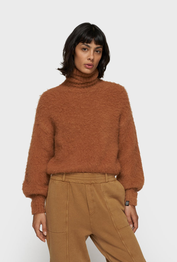 Miękki sweter z golfem w brążowym kolorze