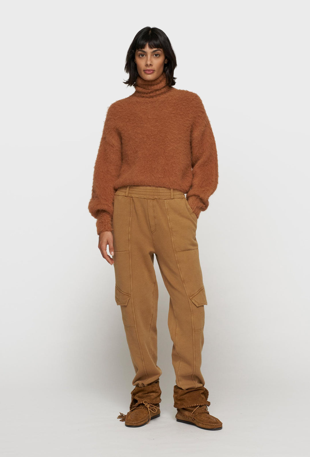 Miękki sweter z golfem w brążowym kolorze