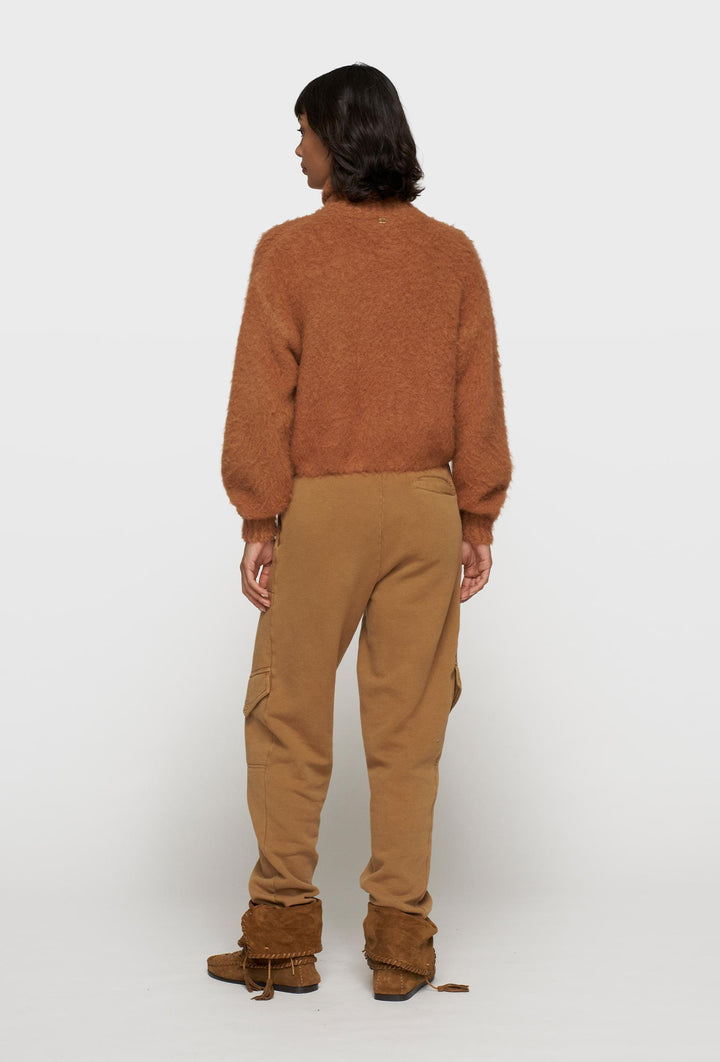 Miękki sweter z golfem w brążowym kolorze