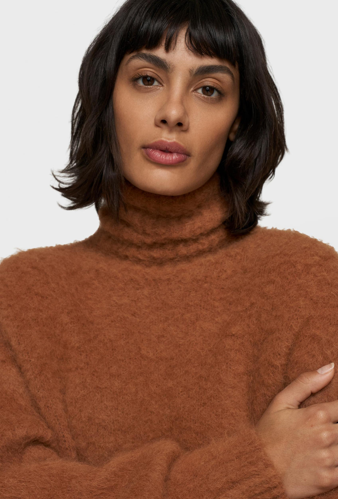 Miękki sweter z golfem w brążowym kolorze