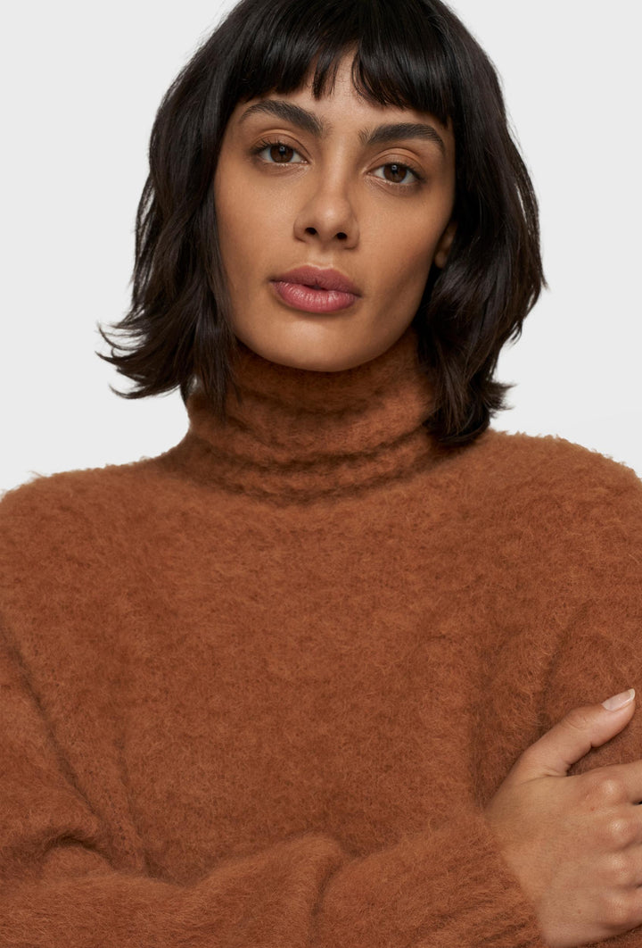 Miękki sweter z golfem w brążowym kolorze