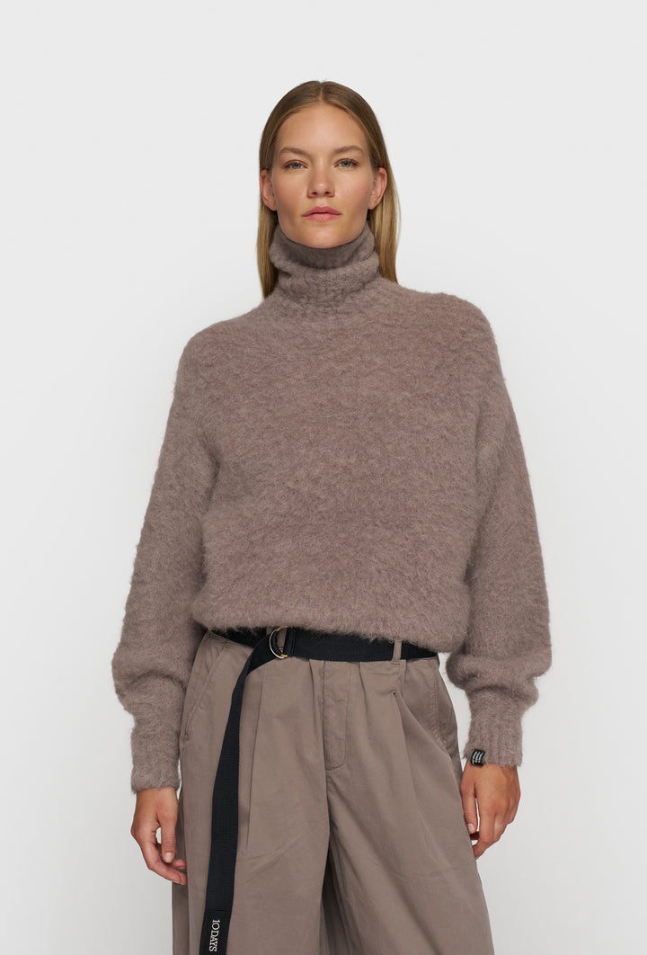 Puchaty sweter z wysokim golfem i luźnym skróconym krojem