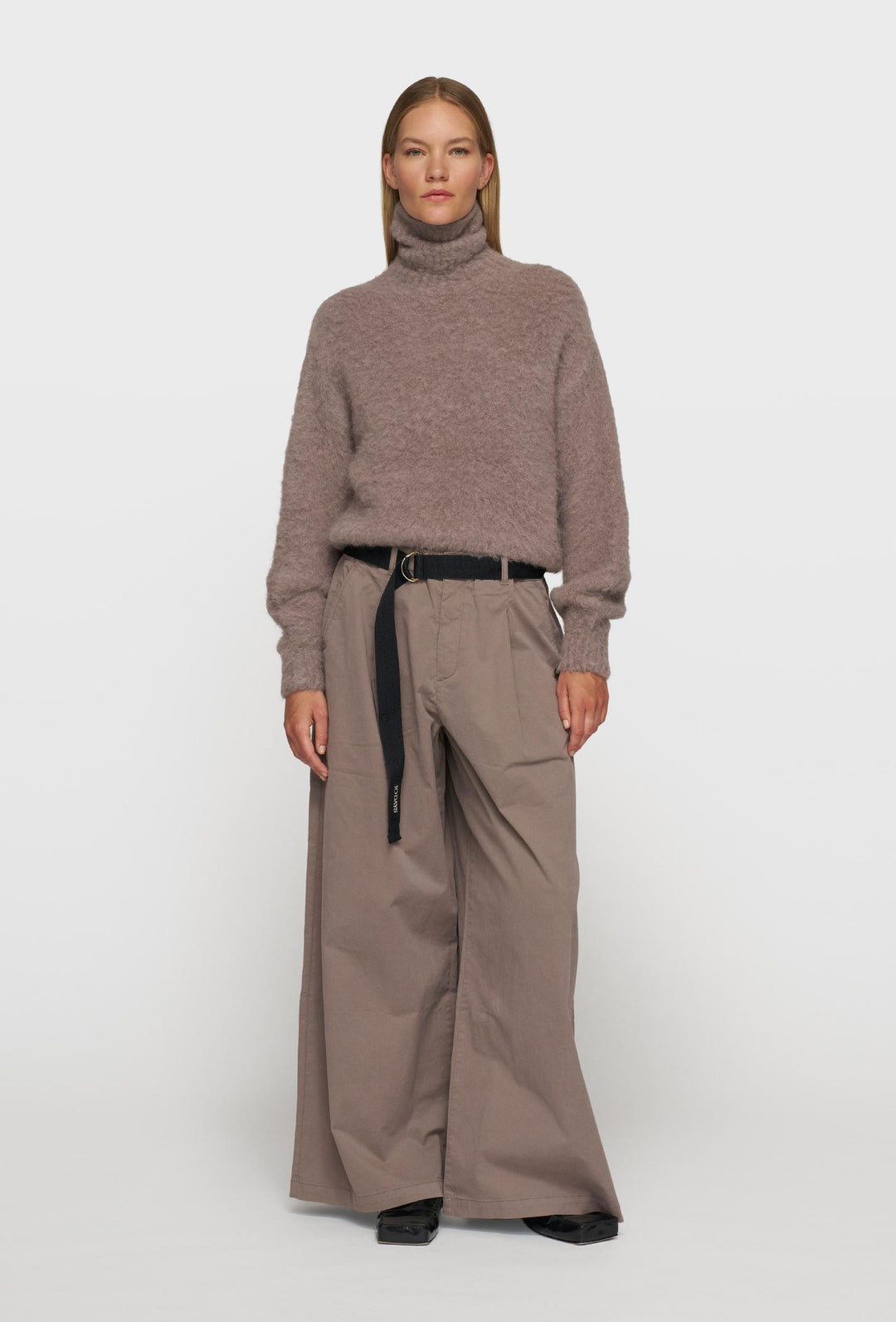 Puchaty sweter z wysokim golfem i luźnym skróconym krojem