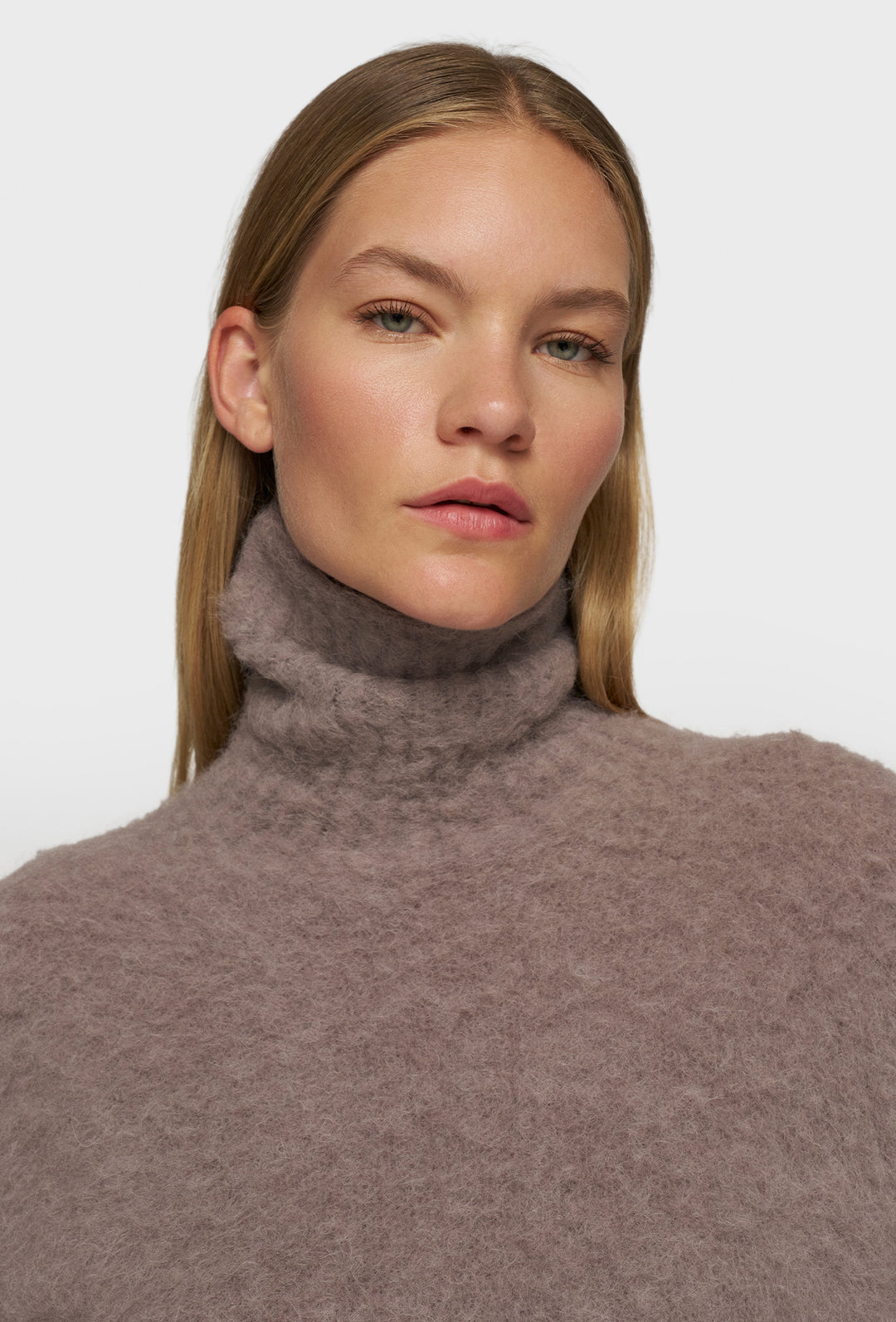 Puchaty sweter z wysokim golfem i luźnym skróconym krojem