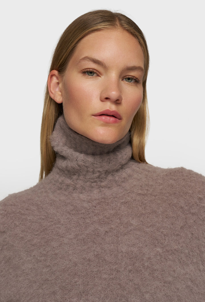Puchaty sweter z wysokim golfem i luźnym skróconym krojem