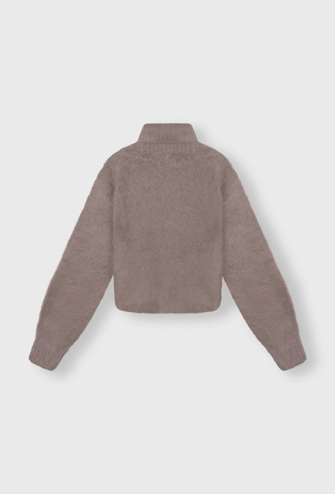 Puchaty sweter z wysokim golfem i luźnym skróconym krojem