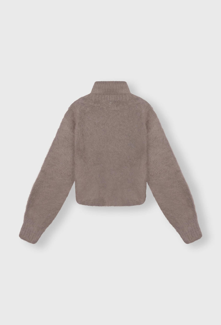 Puchaty sweter z wysokim golfem i luźnym skróconym krojem