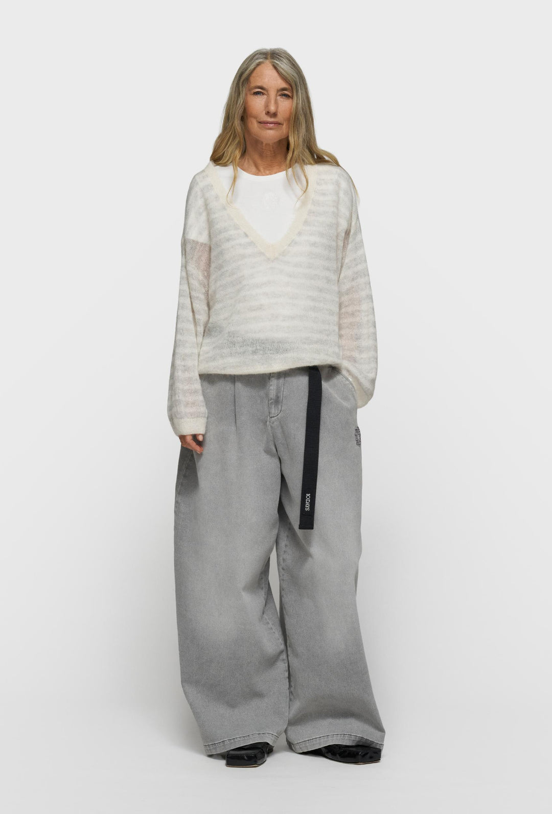 Luźny sweter w pasy z dekoltem V