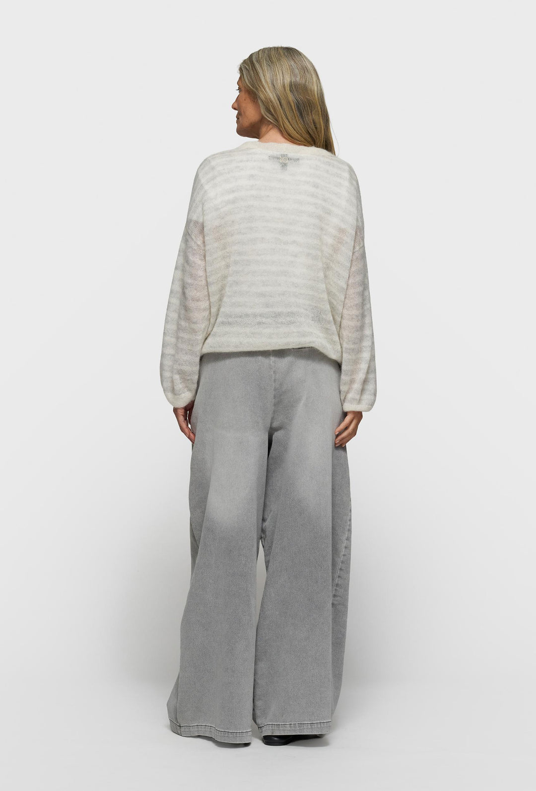 Luźny sweter w pasy z dekoltem V