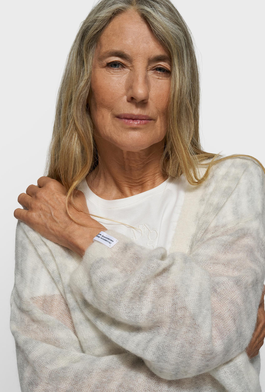 Luźny sweter w pasy z dekoltem V