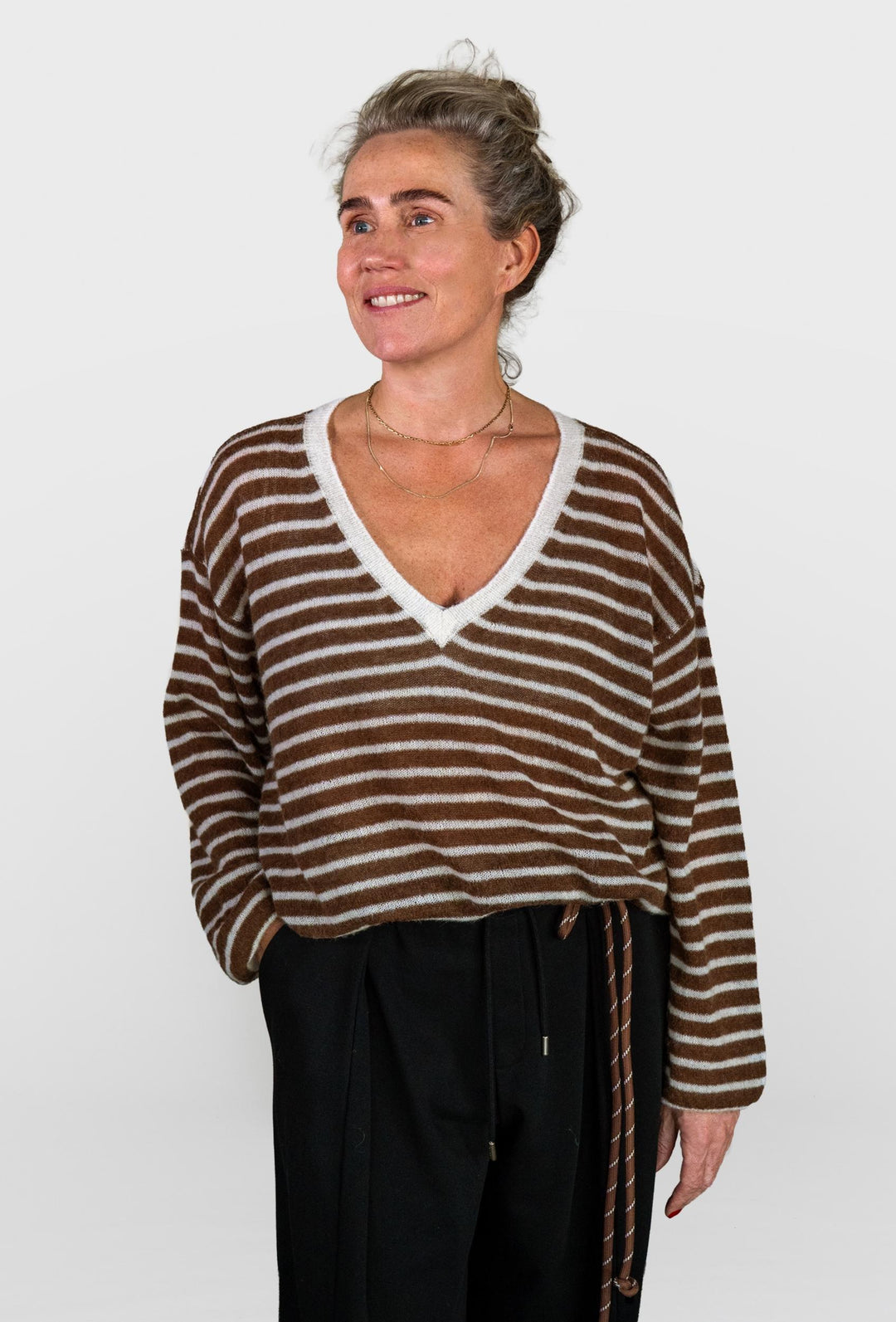 Dzianinowy sweter w paski z dekoltem "V"