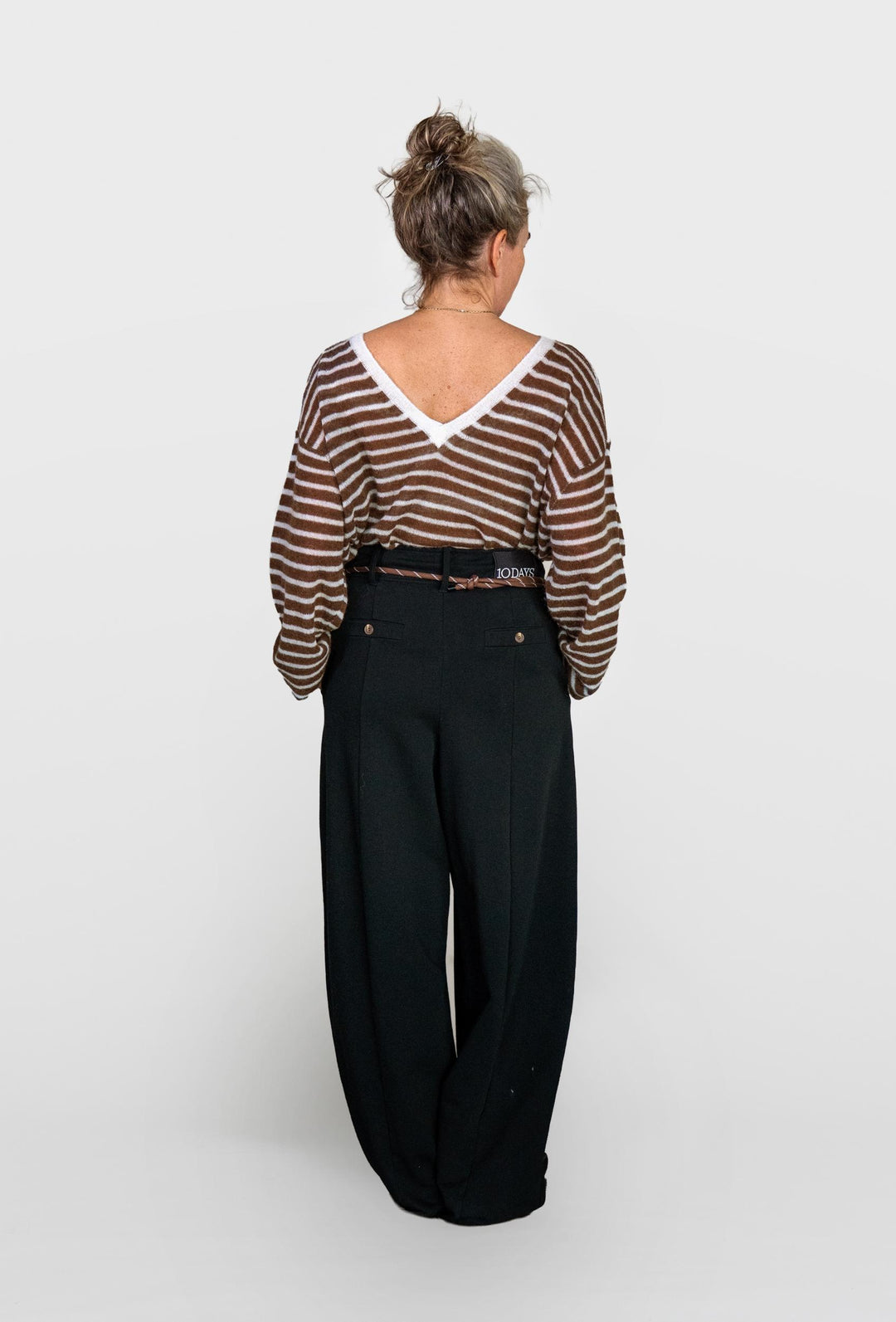 Dzianinowy sweter w paski z dekoltem "V"