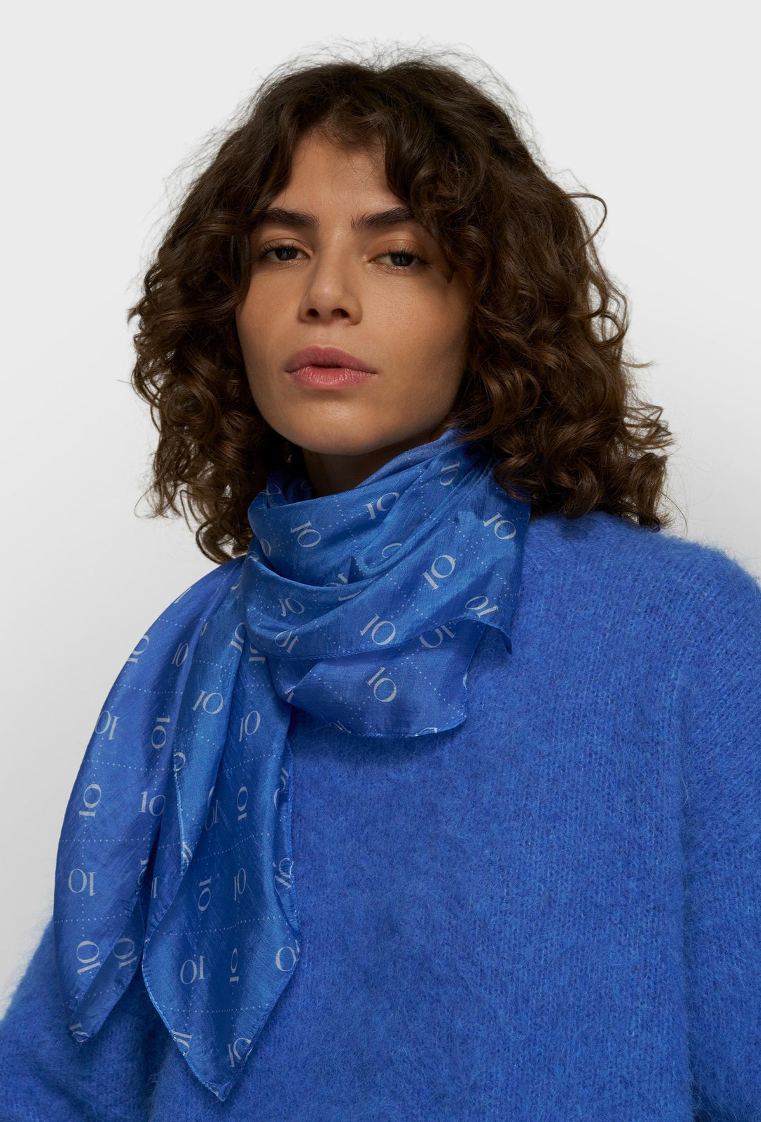 Niebieski puszysty sweter damski 10DAYS