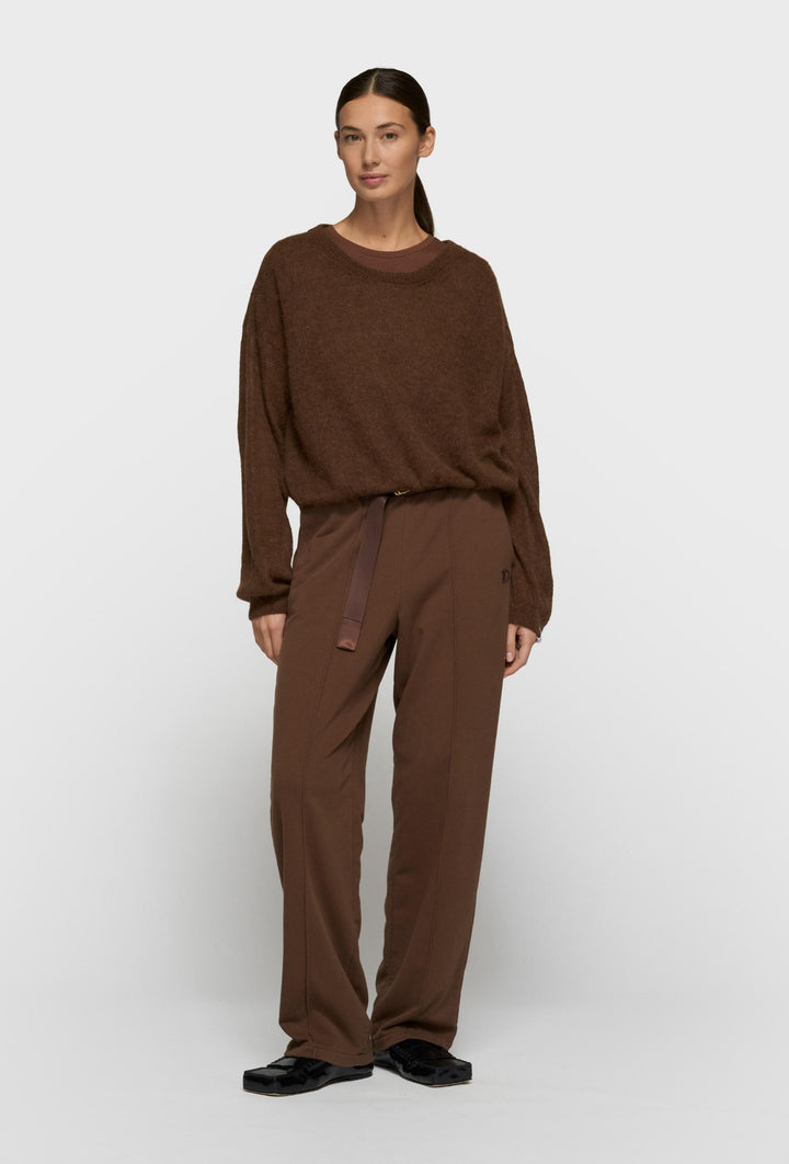 Delikatny sweter w czekoladowym kolorze