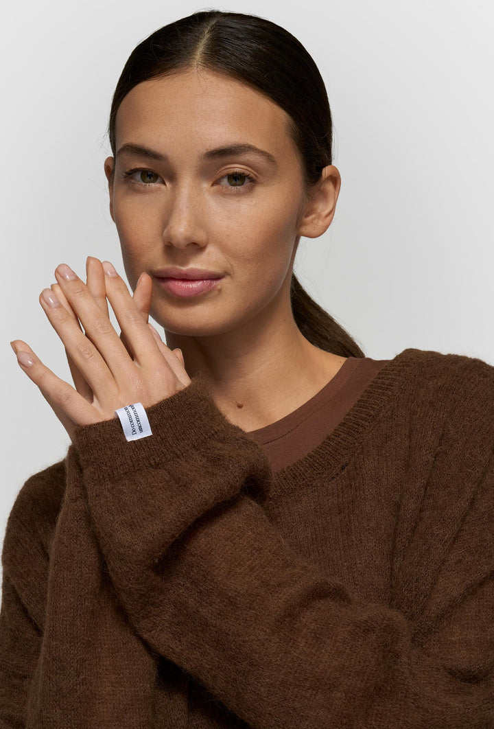 Delikatny sweter w czekoladowym kolorze