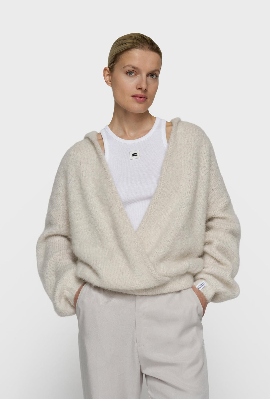 Kremowy puszysty sweter damski z kapturem 10DAYS