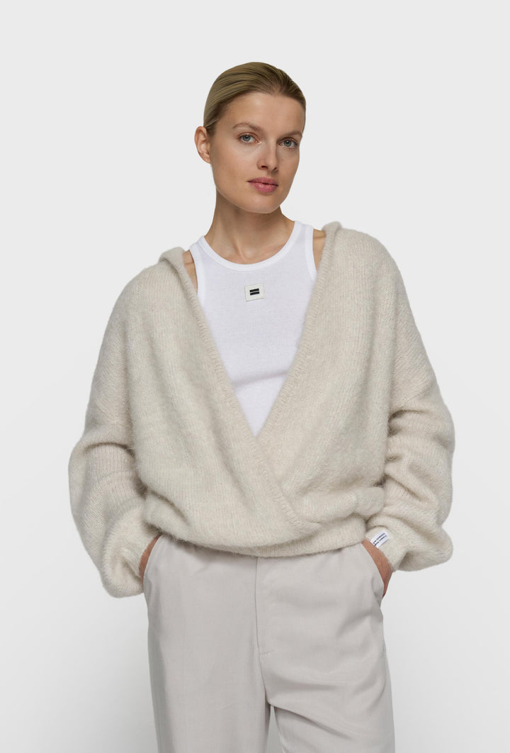 Kremowy puszysty sweter damski z kapturem 10DAYS