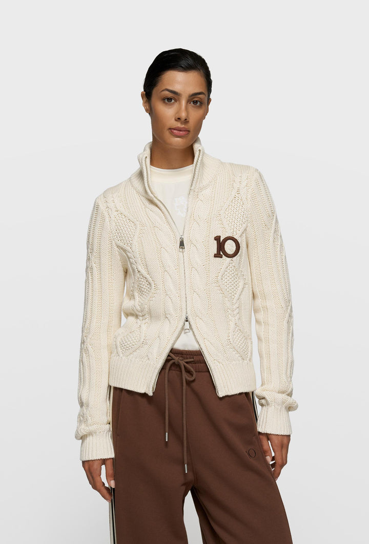 Kremowy sweter zapinany na zamek z warkoczowym splotem i logo 10