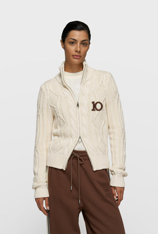 Kremowy sweter zapinany na zamek z warkoczowym splotem i logo 10