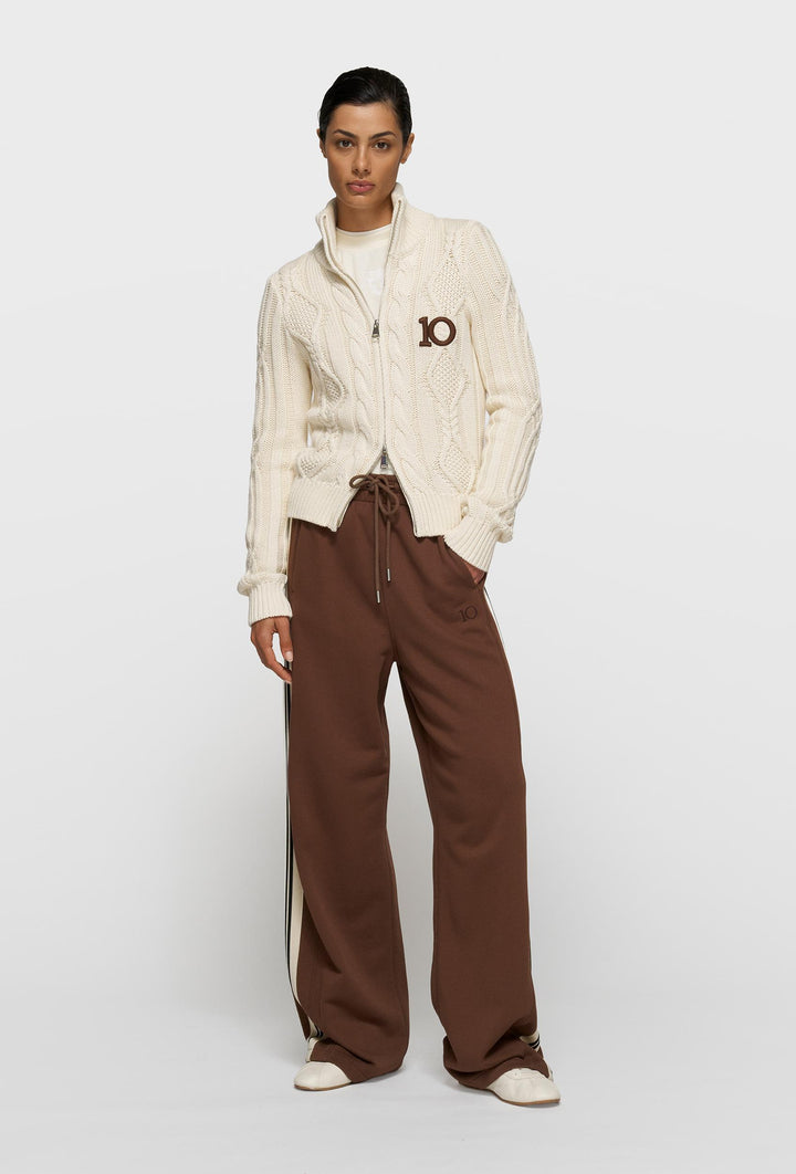 Kremowy sweter zapinany na zamek z warkoczowym splotem i logo 10