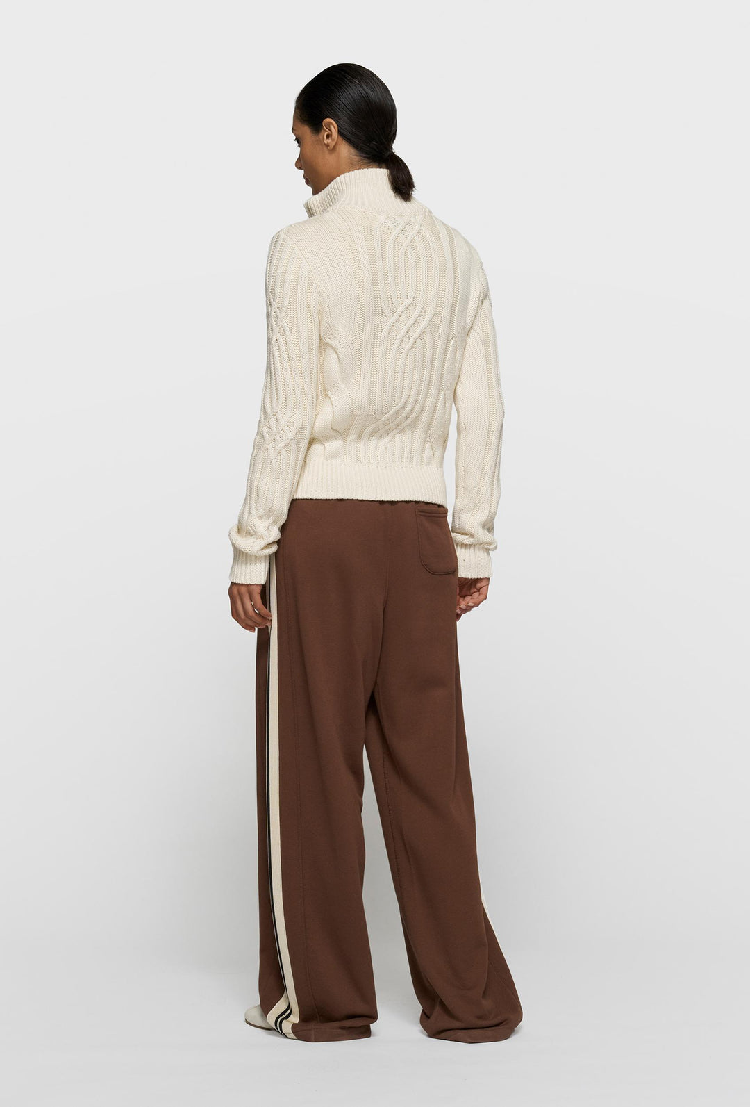 Kremowy sweter zapinany na zamek z warkoczowym splotem i logo 10