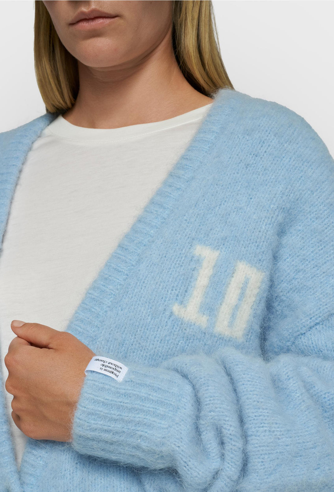 Błękitny kardigan z miękkiej dzianiny z monogramem