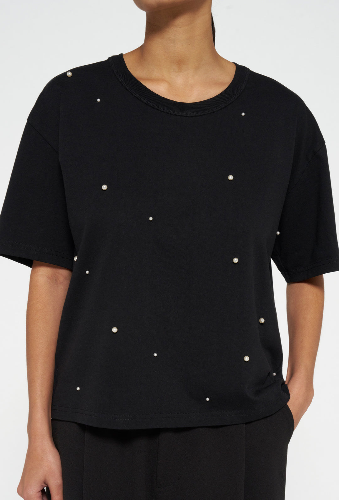 Czarny t-shirt z perełkami
