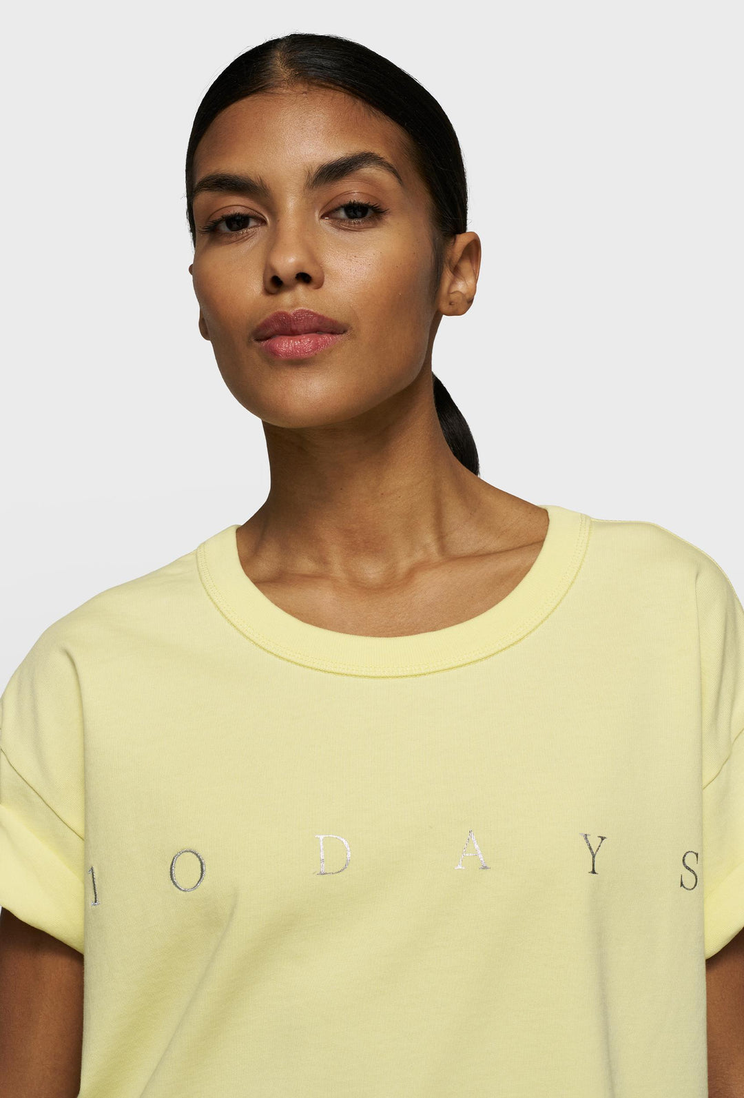 Swobodny T-shirt w kolorze pastelowej żółci