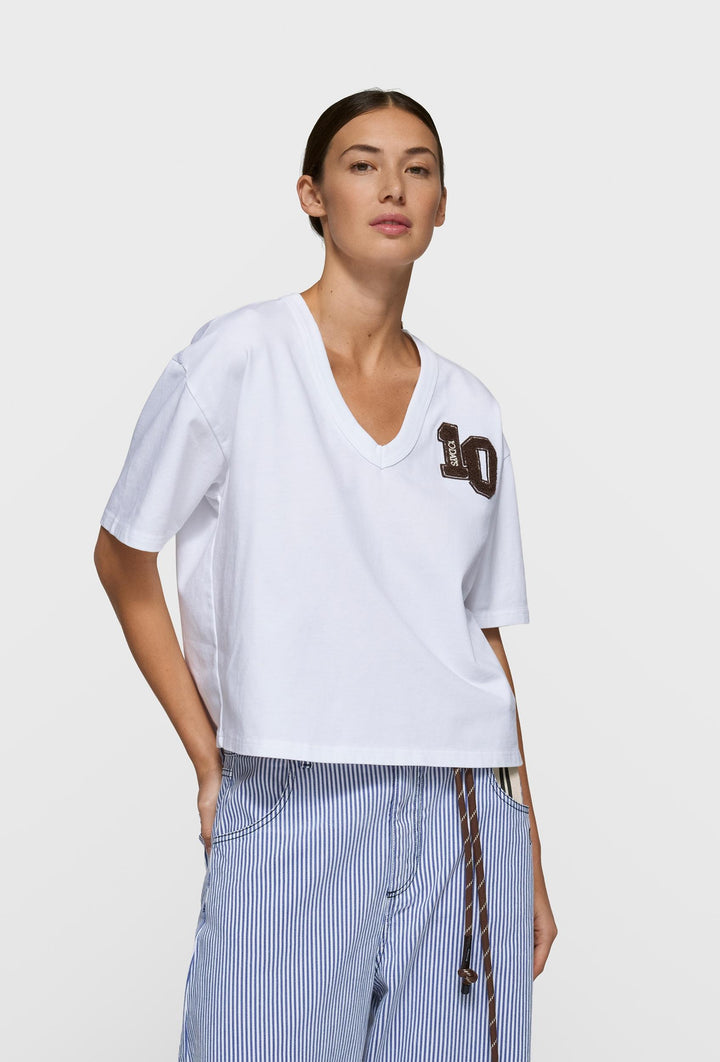 Bawełniany T-shirt z dekoltem V i naszywką "10"