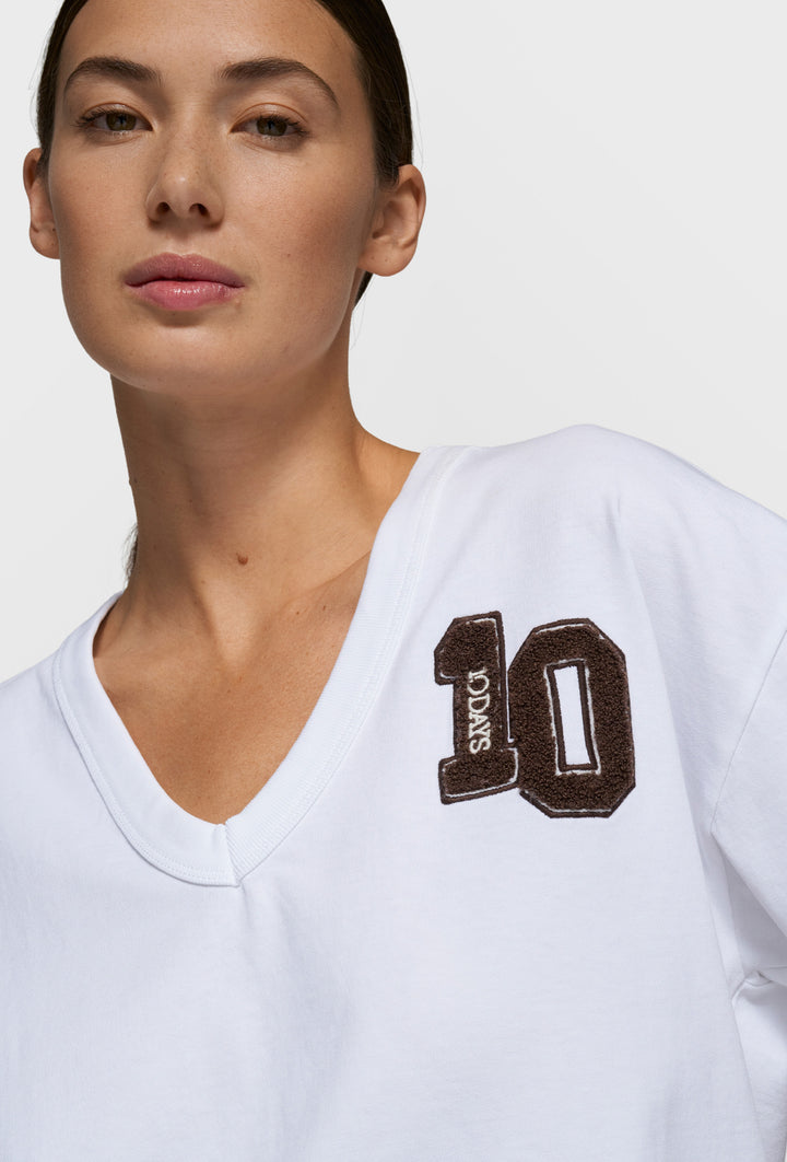 Bawełniany T-shirt z dekoltem V i naszywką "10"