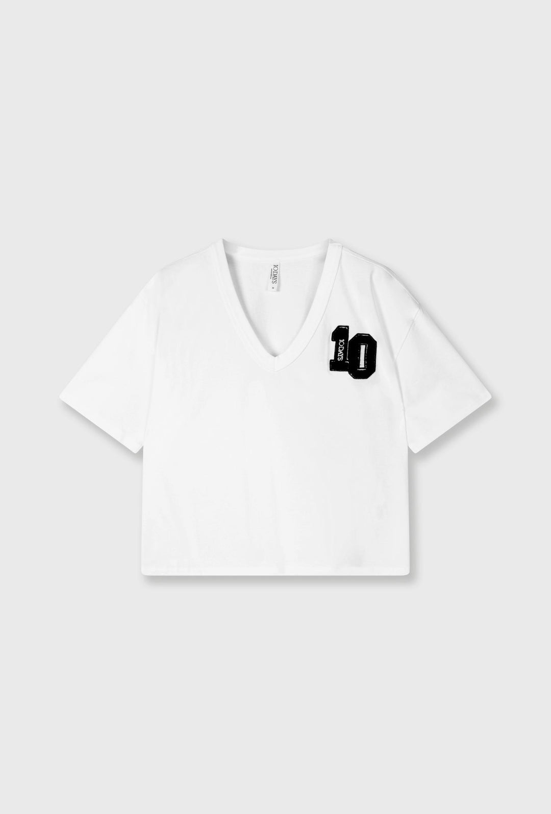 Bawełniany T-shirt z dekoltem V i naszywką "10"