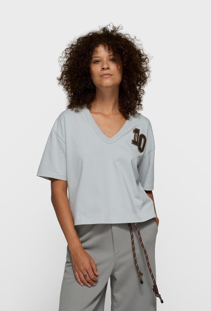 Bawełniany T-shirt w szarym kolorze z dekoltem V i naszywką