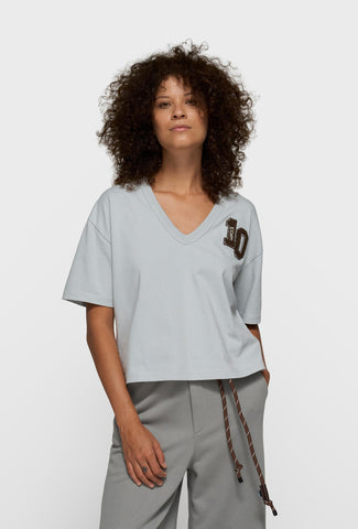 Bawełniany T-shirt w szarym kolorze z dekoltem V i naszywką