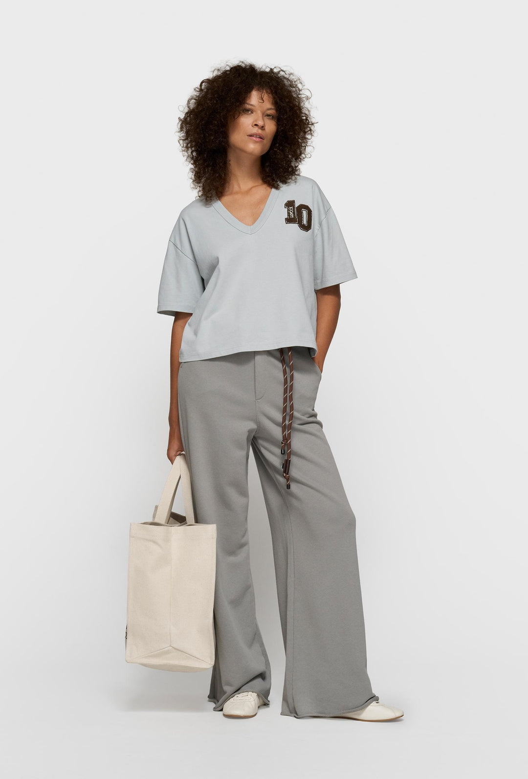 Bawełniany T-shirt w szarym kolorze z dekoltem V i naszywką