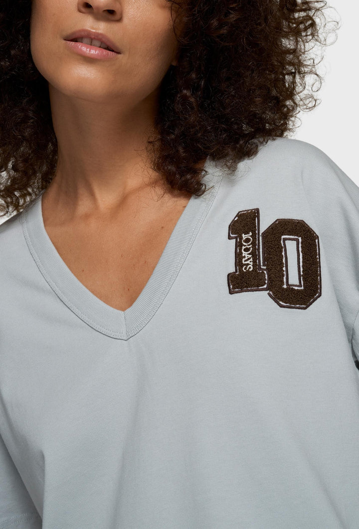 Bawełniany T-shirt w szarym kolorze z dekoltem V i naszywką