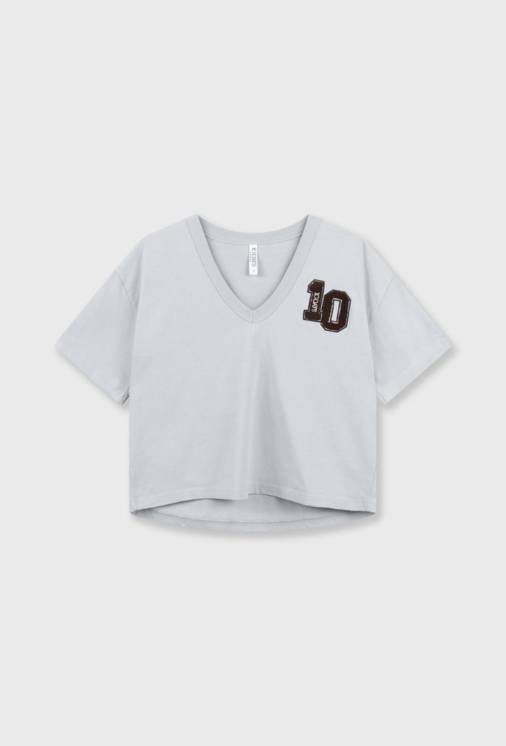 Bawełniany T-shirt w szarym kolorze z dekoltem V i naszywką