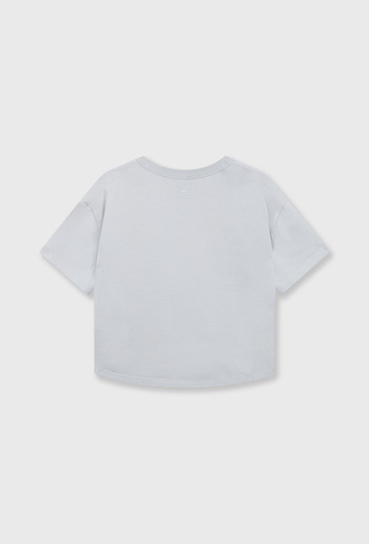 Bawełniany T-shirt w szarym kolorze z dekoltem V i naszywką