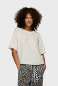 Kremowy t-shirt oversize z subtelnym haftowanym logo